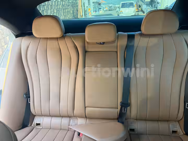 Mercedes Benz E Class 2025 — 37