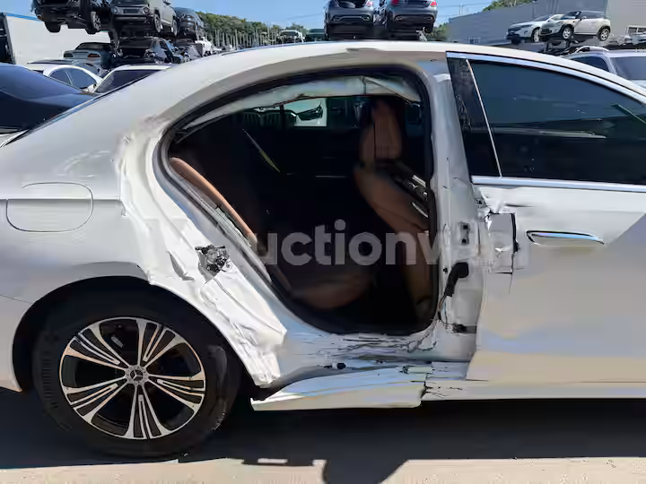Mercedes Benz E Class 2025 — 41