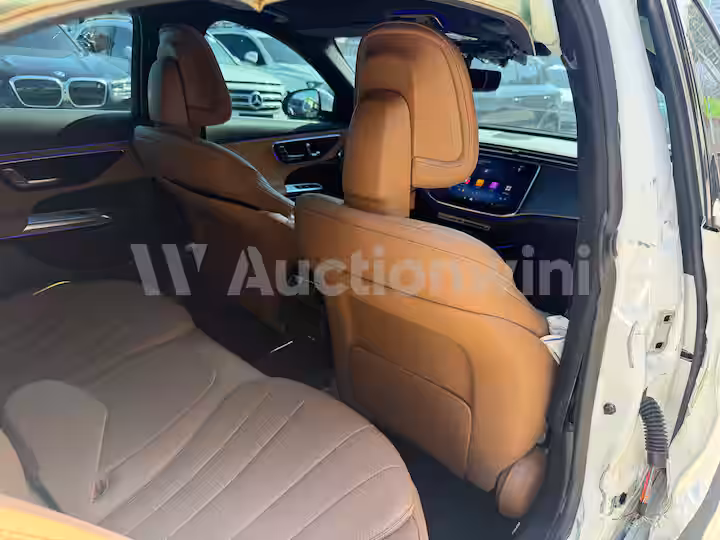 Mercedes Benz E Class 2025 — 42