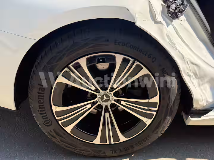 Mercedes Benz E Class 2025 — 52