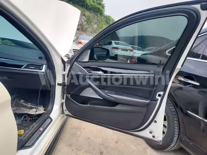 BMW 5 Series 2019 — 38