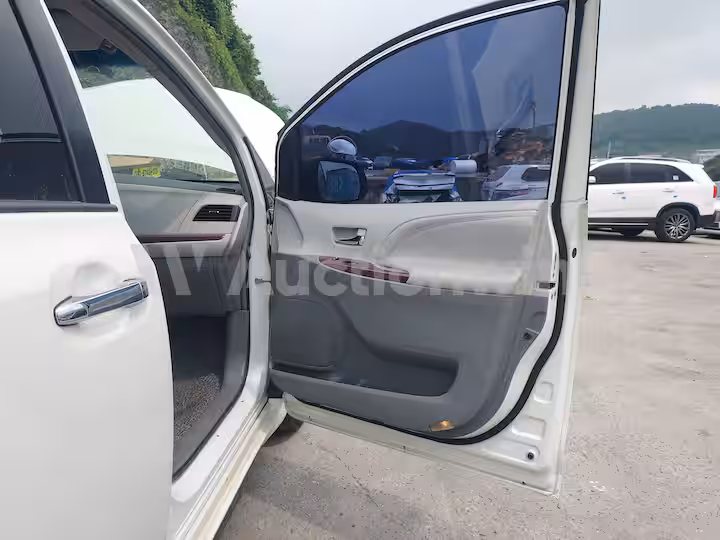 Toyota Sienna 2012 — 27