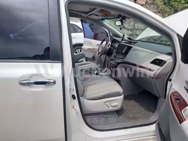 Toyota Sienna 2012 — 28