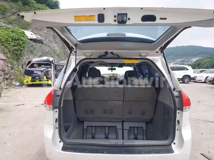 Toyota Sienna 2012 — 34