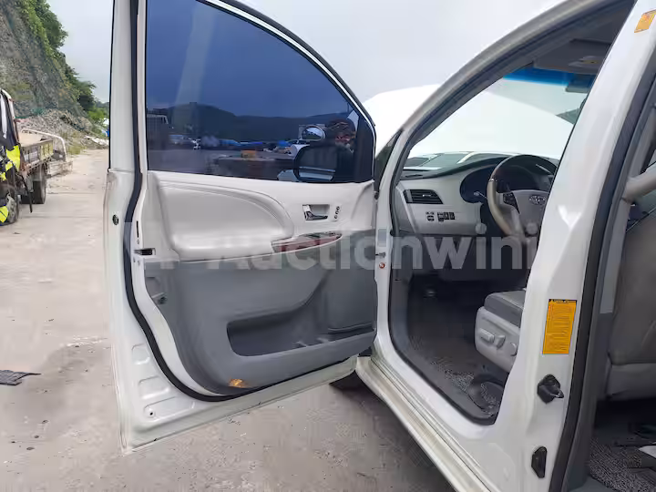 Toyota Sienna 2012 — 40