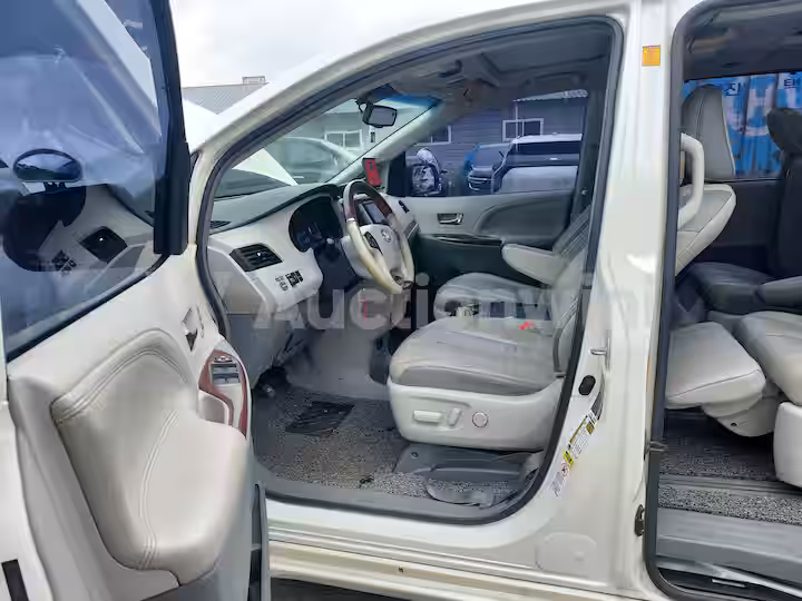 Toyota Sienna 2012 — 41