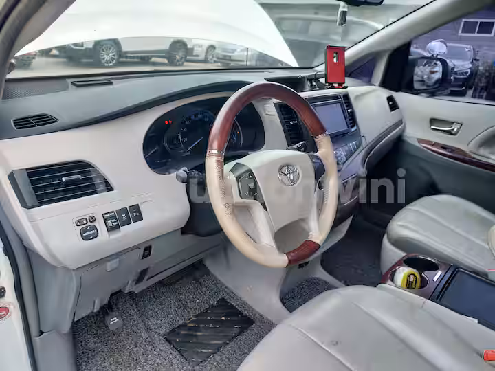 Toyota Sienna 2012 — 43