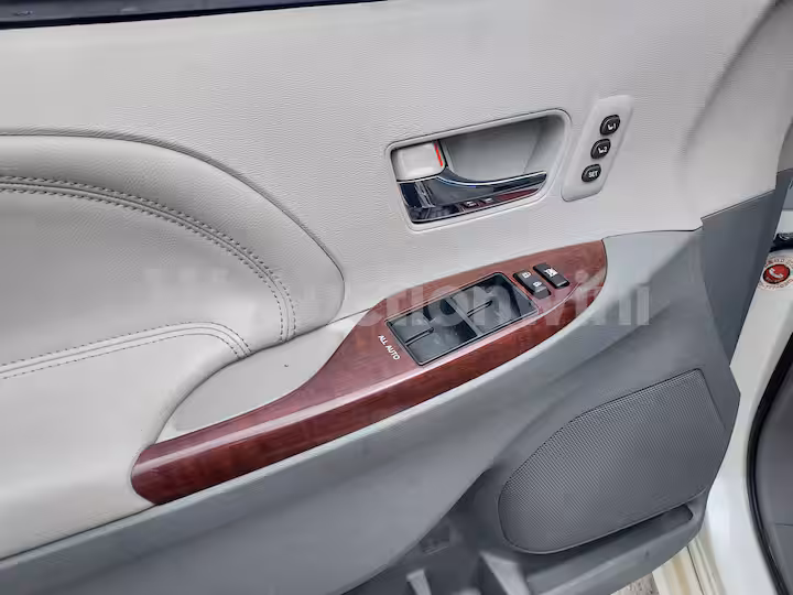 Toyota Sienna 2012 — 46