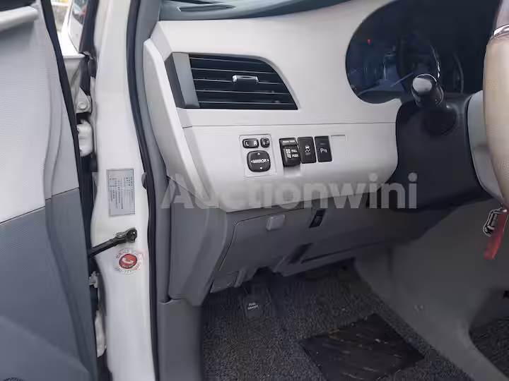 Toyota Sienna 2012 — 47