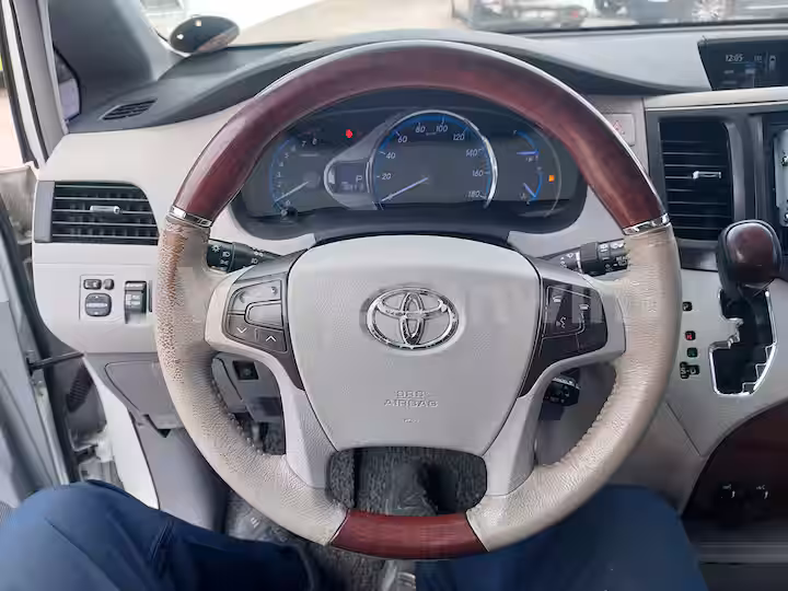 Toyota Sienna 2012 — 48