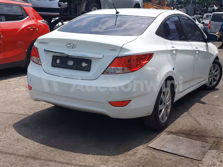 Hyundai Accent 2012 — 5
