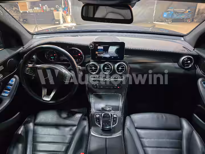 Mercedes Benz GLC Class 2016 — 32