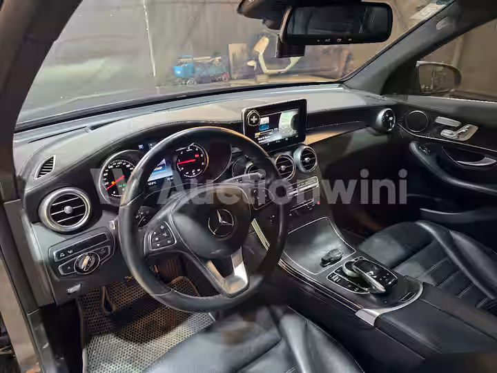 Mercedes Benz GLC Class 2016 — 34