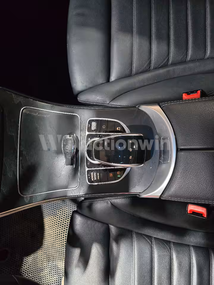 Mercedes Benz GLC Class 2016 — 44