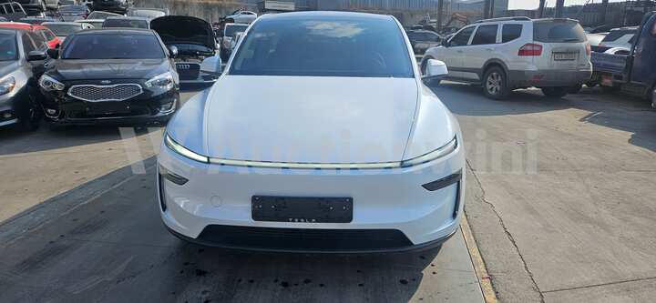 Tesla Model Y 2025 — 2