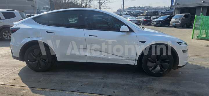 Tesla Model Y 2025 — 4