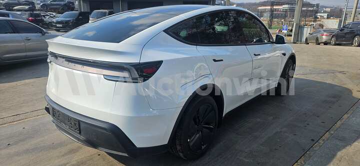 Tesla Model Y 2025 — 5