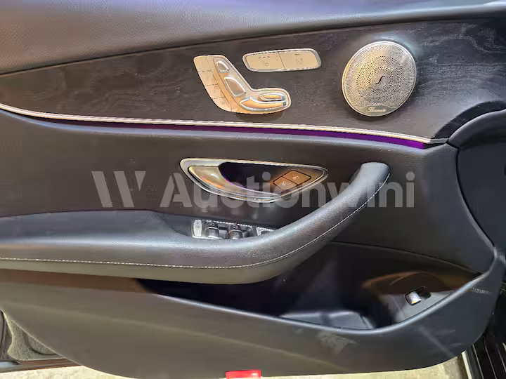 Mercedes Benz E Class 2017 — 32