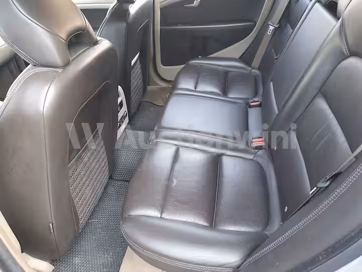 Volvo XC70 2010 — 44