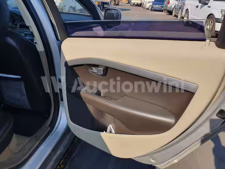 Volvo XC70 2010 — 49