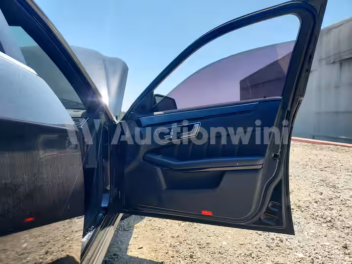 Mercedes Benz E Class 2015 — 26