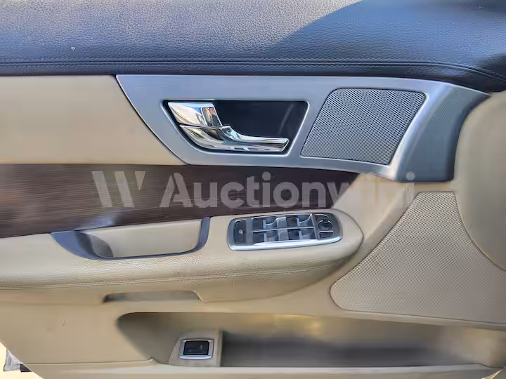 Jaguar XF 2014 — 35
