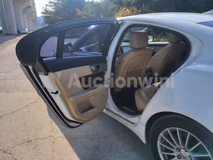 Jaguar XF 2014 — 51
