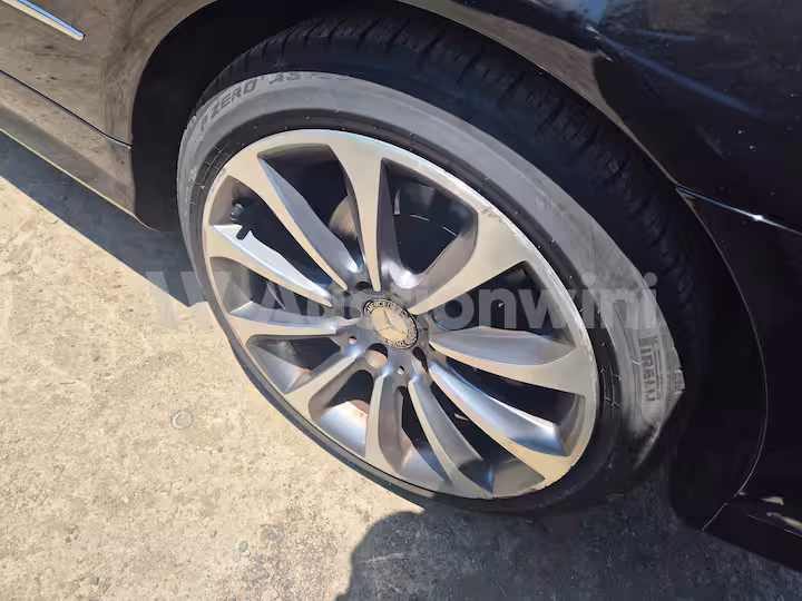 Mercedes Benz E Class 2011 — 32