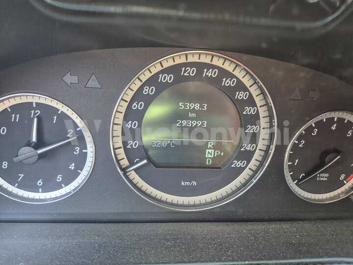 Mercedes Benz E Class 2011 — 32