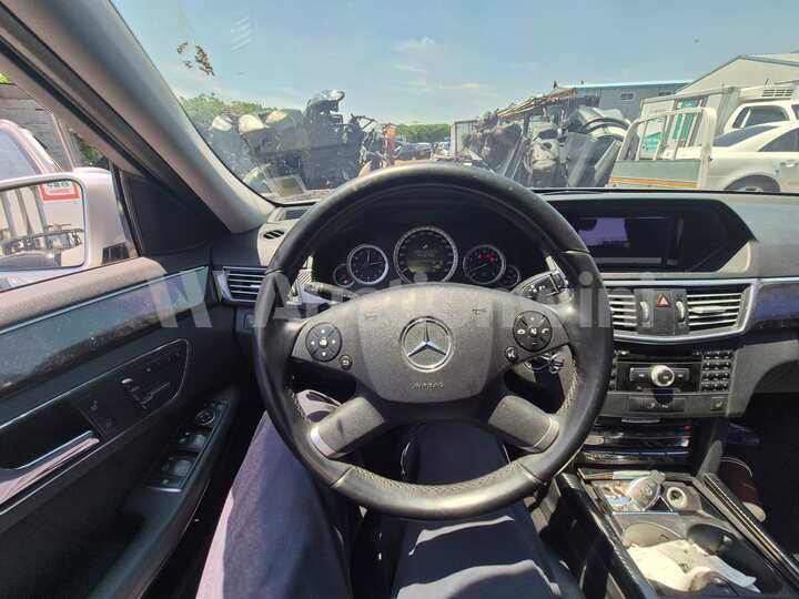 Mercedes Benz E Class 2011 — 34