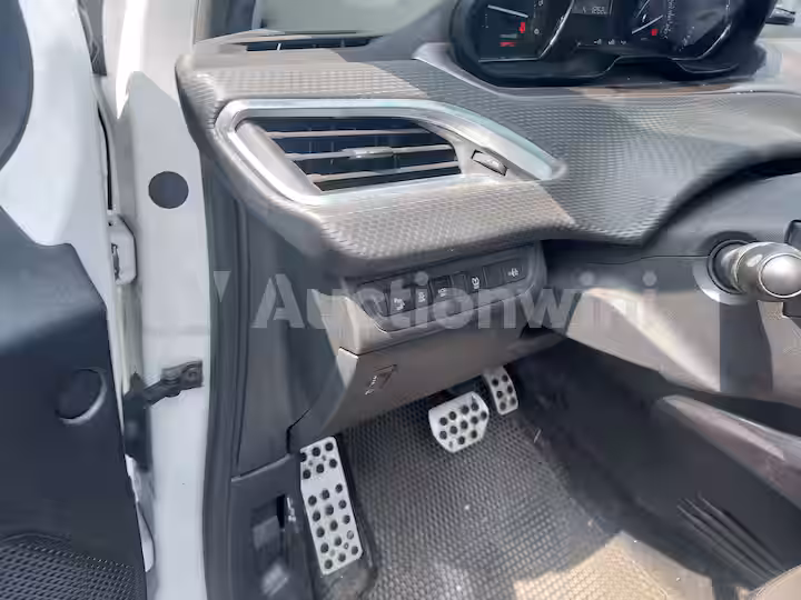 Peugeot 2008 2016 — 47