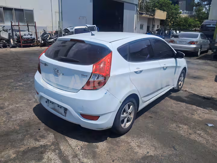 Hyundai Accent 2012 — 5