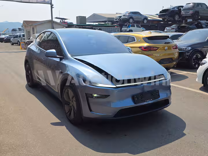 Tesla Model Y 2025 — 3