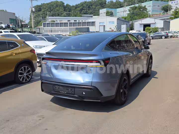 Tesla Model Y 2025 — 4
