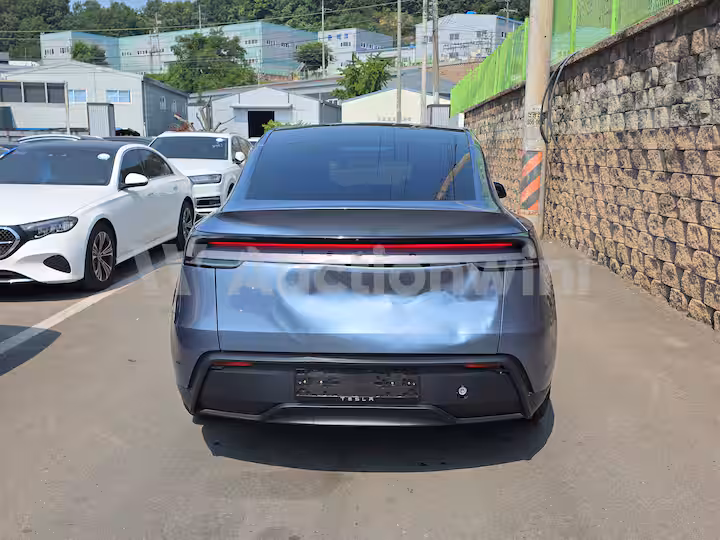 Tesla Model Y 2025 — 5