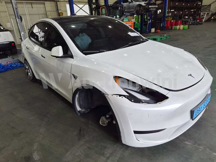 Tesla Model Y 2024 — 2