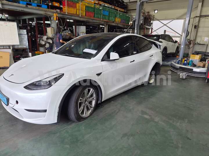 Tesla Model Y 2024 — 3
