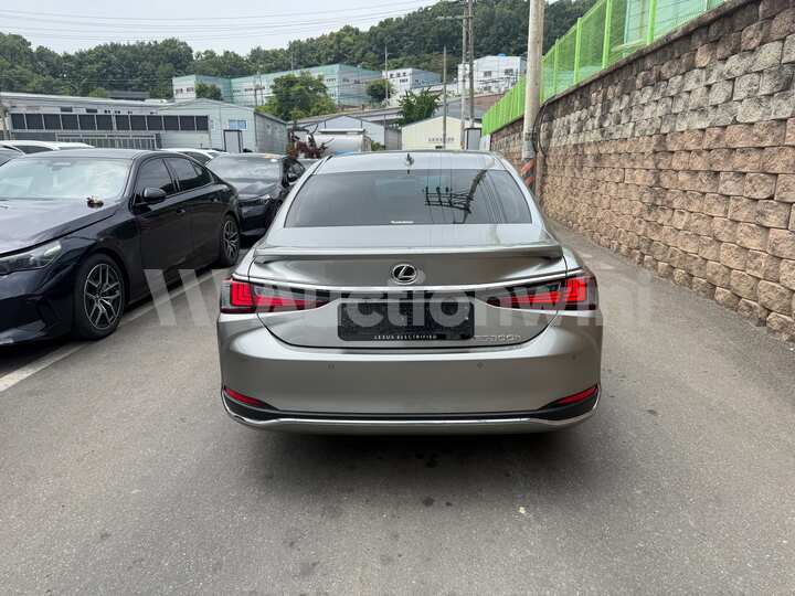 Lexus ES300h 7th Gen 2025 — 4