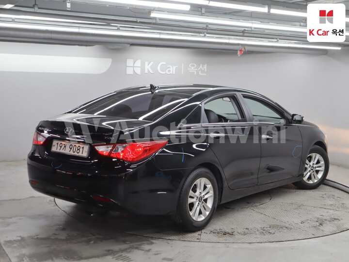 Hyundai YF Sonata 2010 — 2