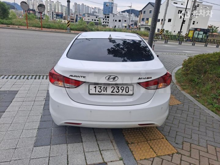 Hyundai Avante 2012 — 2