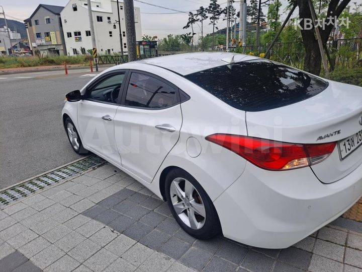 Hyundai Avante 2012 — 4