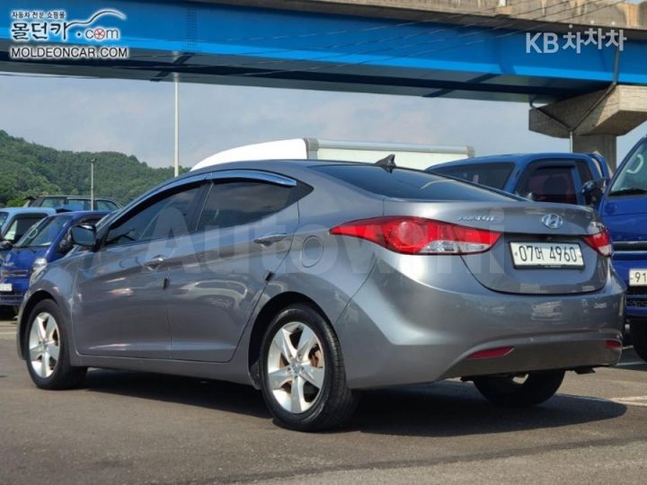 Hyundai Avante 2012 — 2