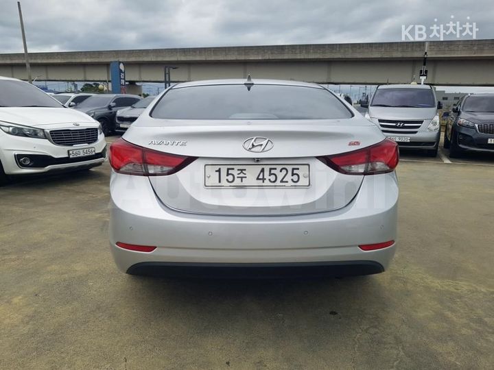 Hyundai Avante 2015 — 5