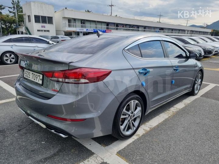 Hyundai Avante 2018 — 3