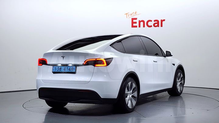 Tesla Model Y 2024 — 2