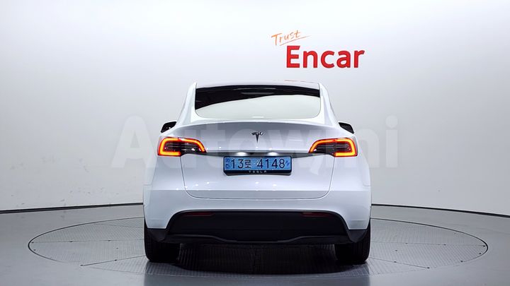 Tesla Model Y 2024 — 4