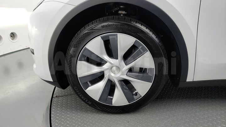 Tesla Model Y 2024 — 5