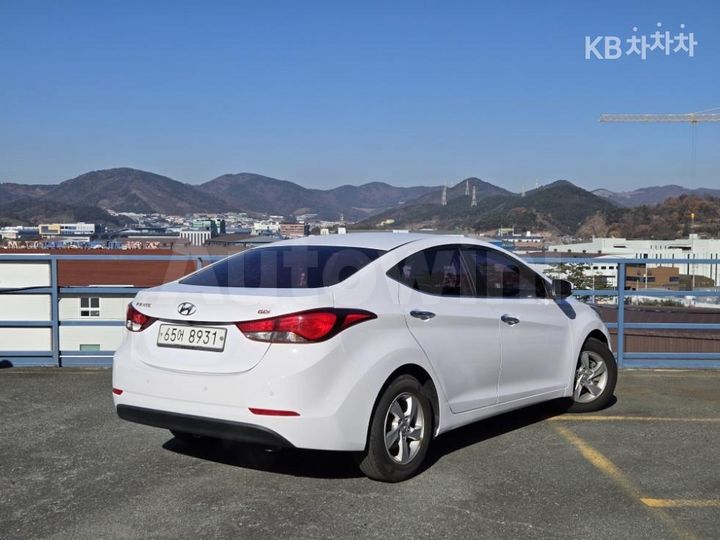 Hyundai Avante 2015 — 3