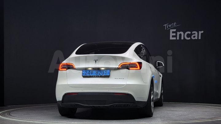 Tesla Model Y 2021 — 4