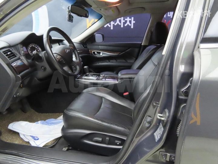 Infiniti M